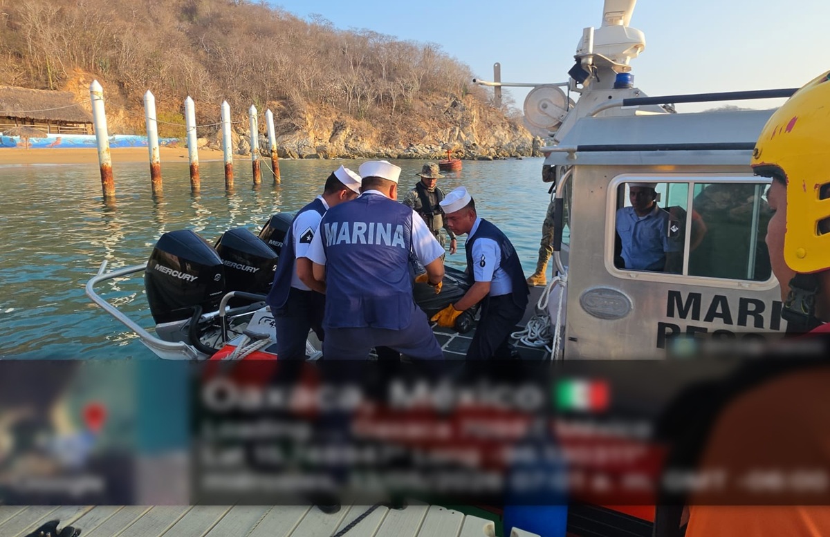 Embarcación de la Marina asegurando cocaína en el mar de Oaxaca