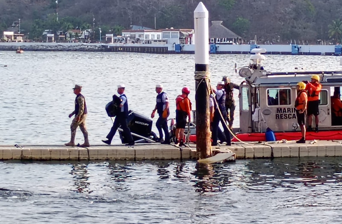 Embarcación de la Marina asegurando cocaína en el mar de Oaxaca