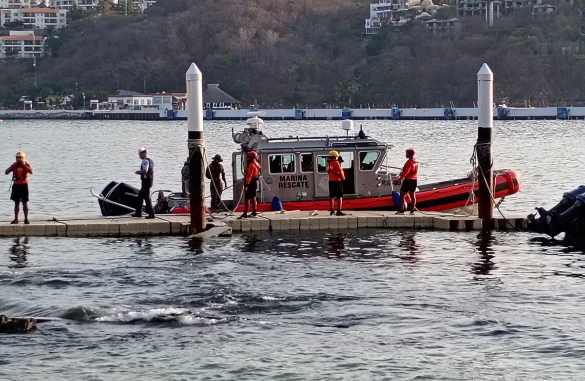 Embarcación de la Marina asegurando cocaína en el mar de Oaxaca