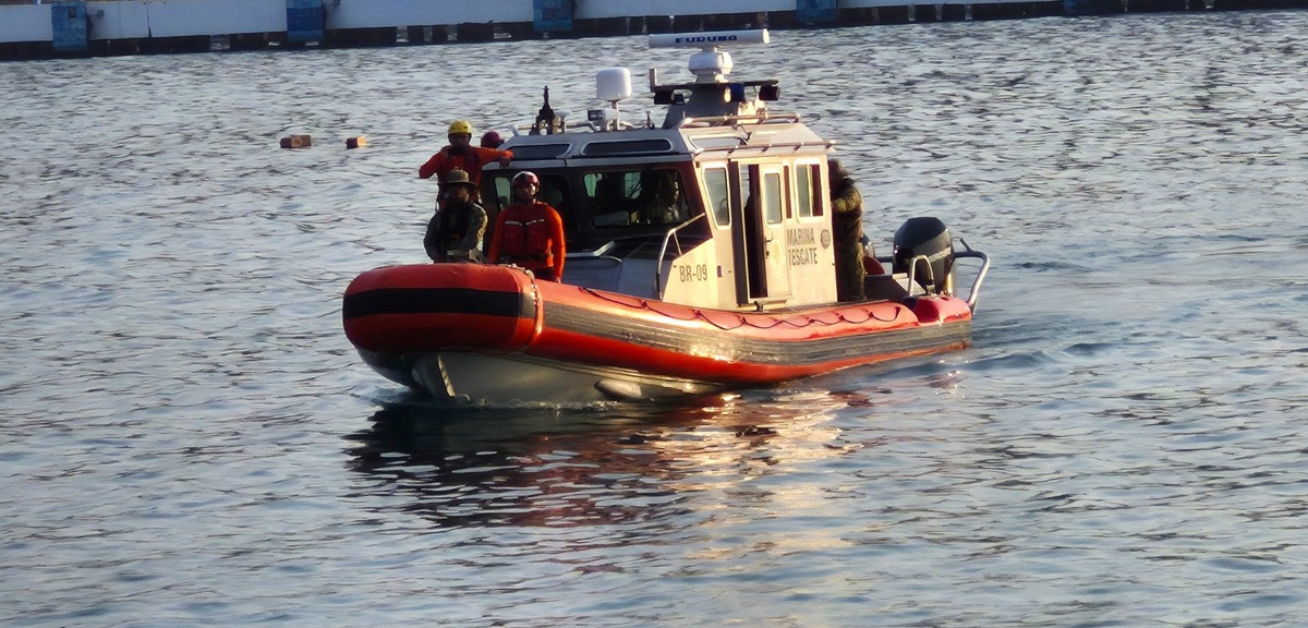 Embarcación de la Marina asegurando cocaína en el mar de Oaxaca