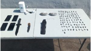 Objetos y droga asegurada en el penal de Aguaruto, Culiacán