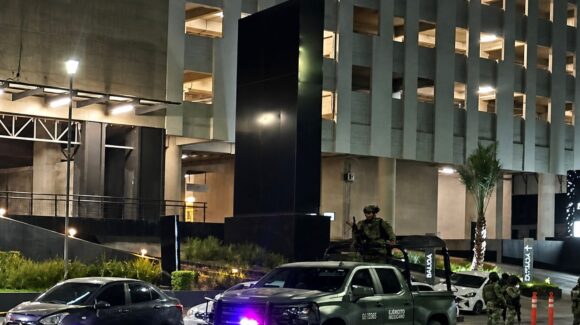 Reporte de gente armada genera movilización policiaca en departamentos de Cuatro Ríos, Culiacán; queda sin novedad