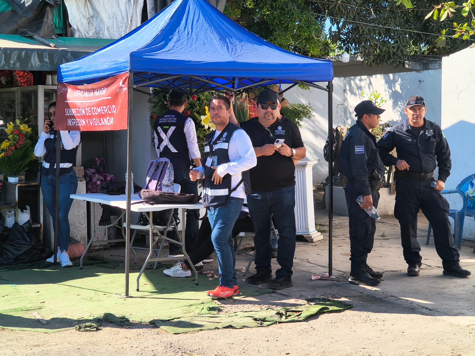 Despliegan operativo de vigilancia y supervisión en panteones de Mazatlán durante el Día de las Madres