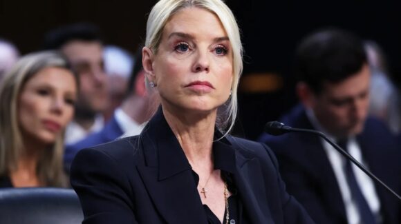 Pam Bondi, la exfiscal de Estados Unidos destituida por Trump, enfrenta un diagnóstico de cáncer