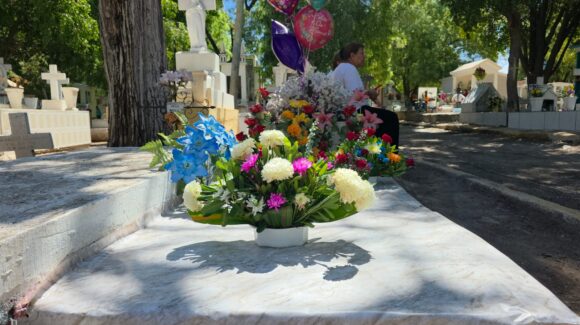 Culiacanenses asisten a panteones a celebrar el Día de las Madres con las que se adelantaron en el camino