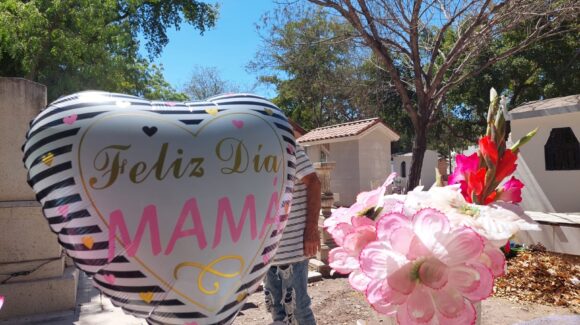 Entre música, flores y veladoras, alvaradenses recuerdan con amor eterno a sus madres en este 10 de Mayo