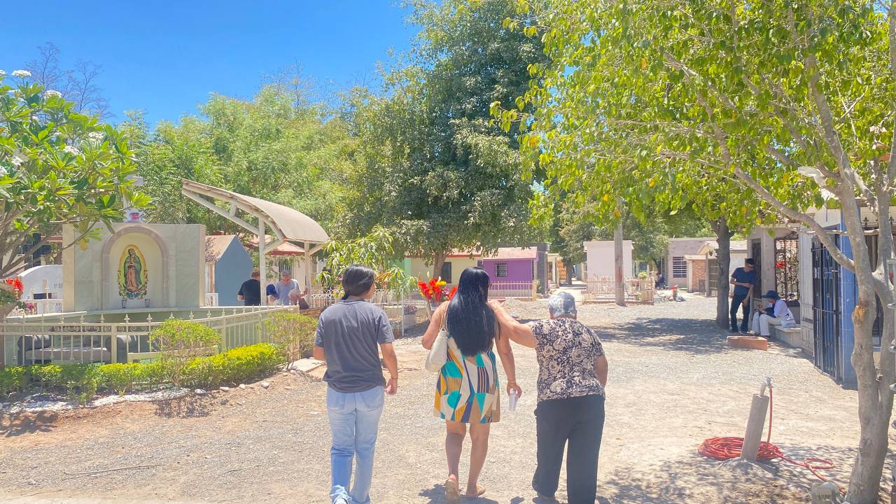 “Mamá es para siempre”: por más de 50 años Marcela y Josefina han visitado en el Panteón la tumba de su madre, en Guasave