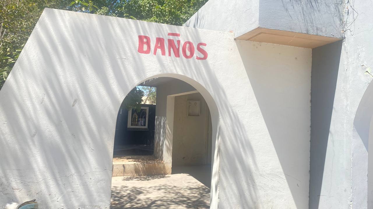 Baños vandalizados del panteón municipal de Guasave
