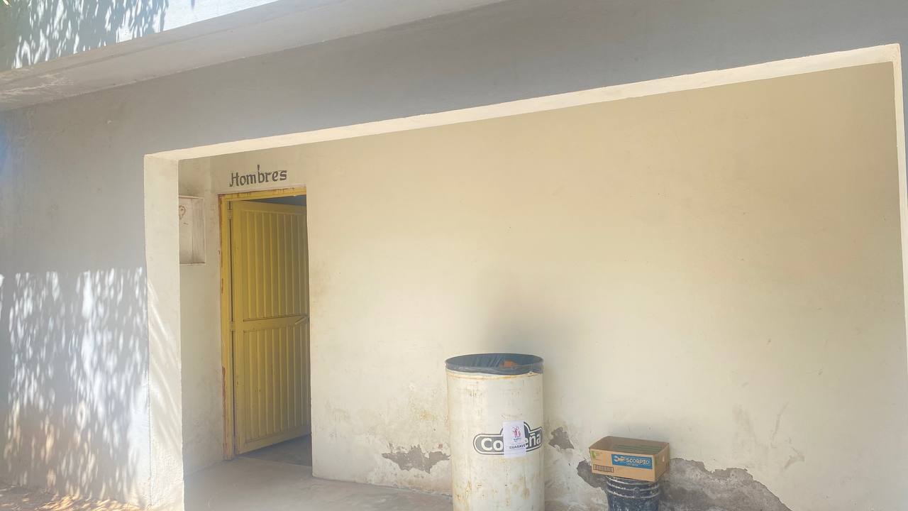 Baños vandalizados del panteón municipal de Guasave
