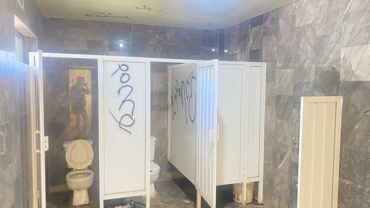 Baños vandalizados del panteón municipal de Guasave