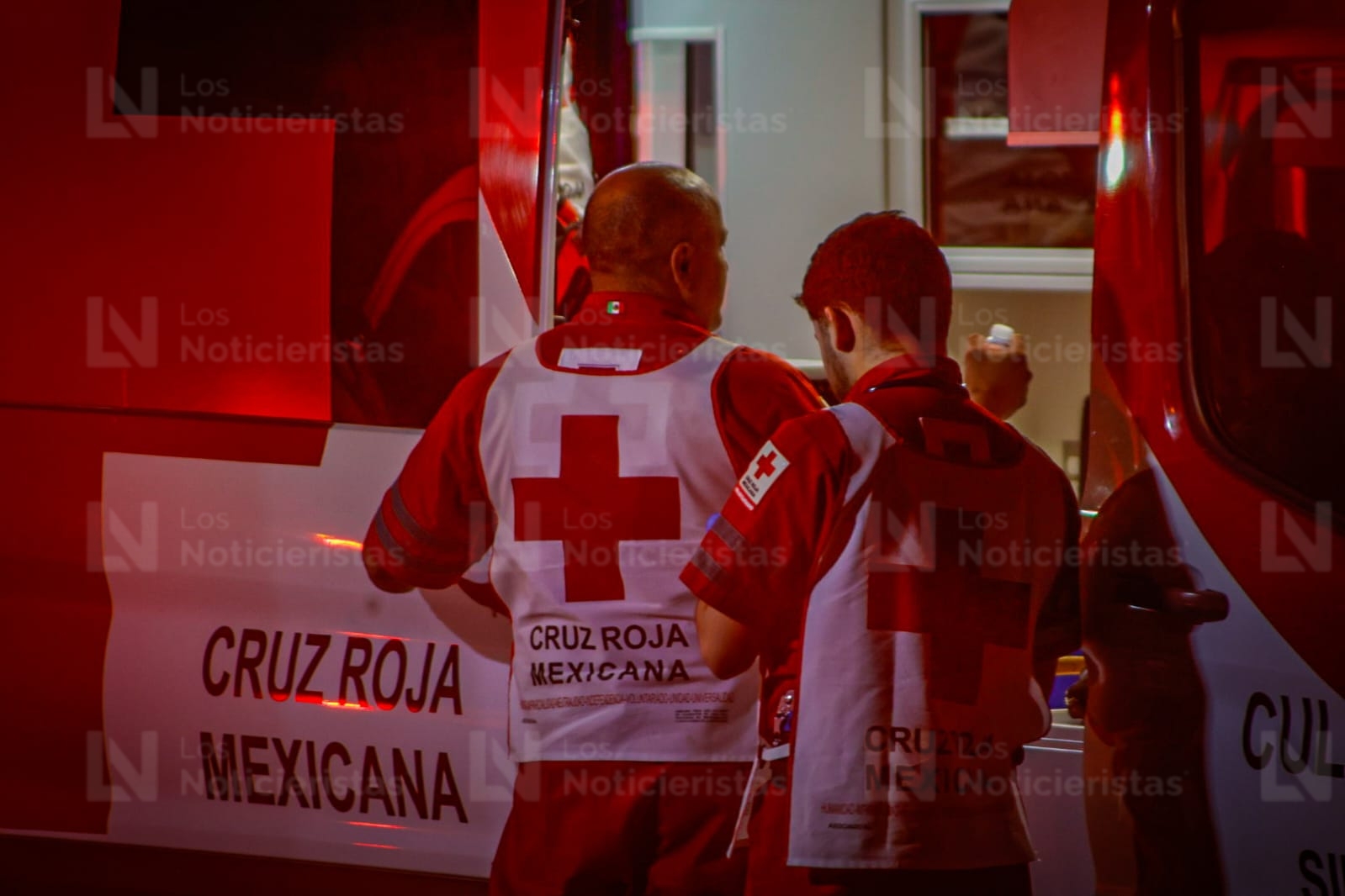 Paramédicos de Cruz Roja atienden a lesionados en incendio del casino Tropicana, en Culiacán