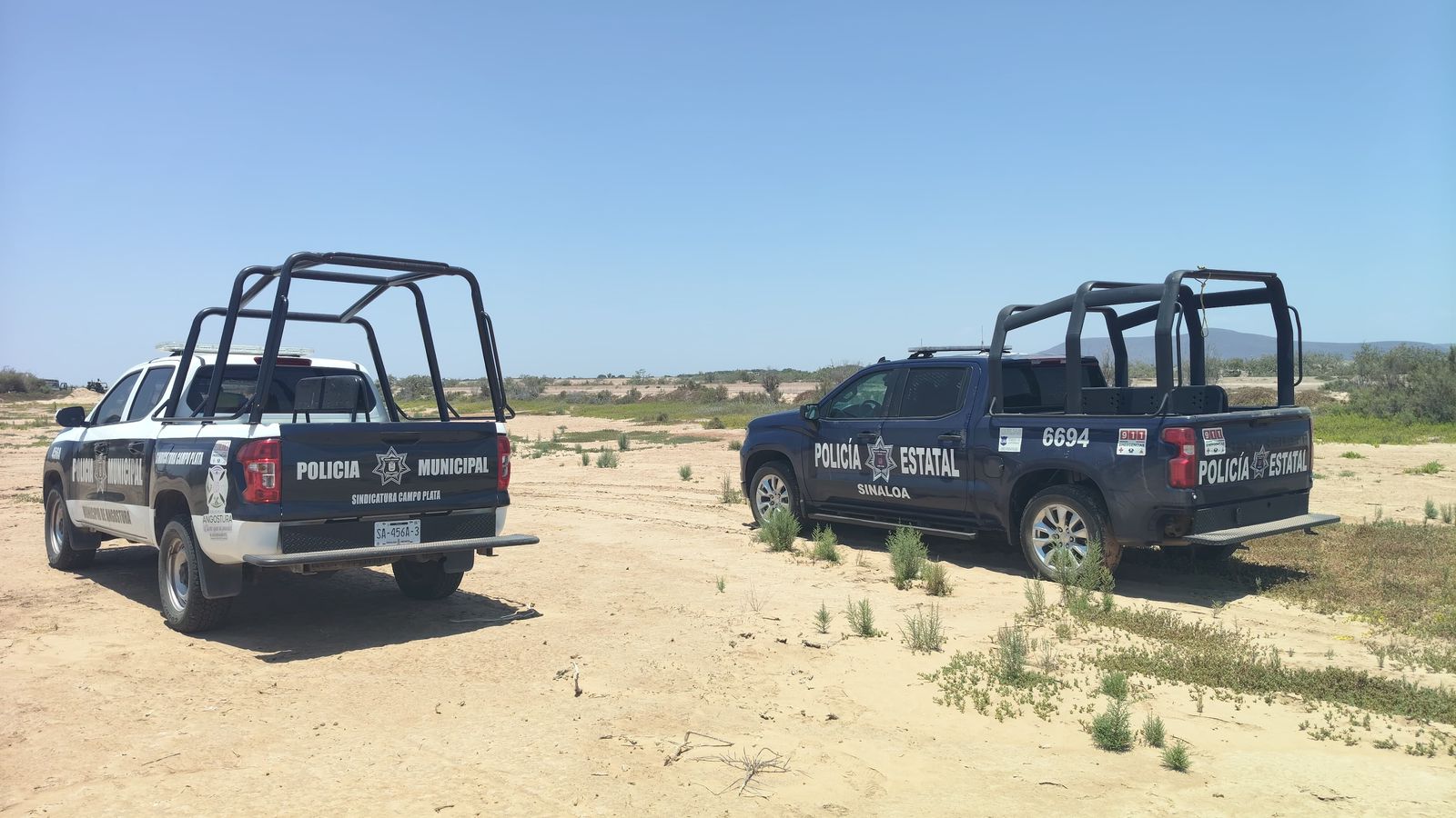 Camionetas de la policía municipal y de la estatal