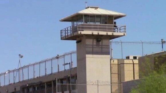 Investigan red de corrupción en penales de Baja California; custodio es detenido con droga y celulares