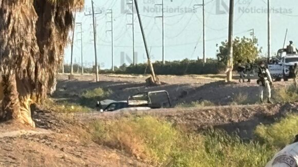 ¡Una patrulla militar cayó al canal! Persecución a balazos deja dos sicarios detenidos en Villa Juárez, Navolato