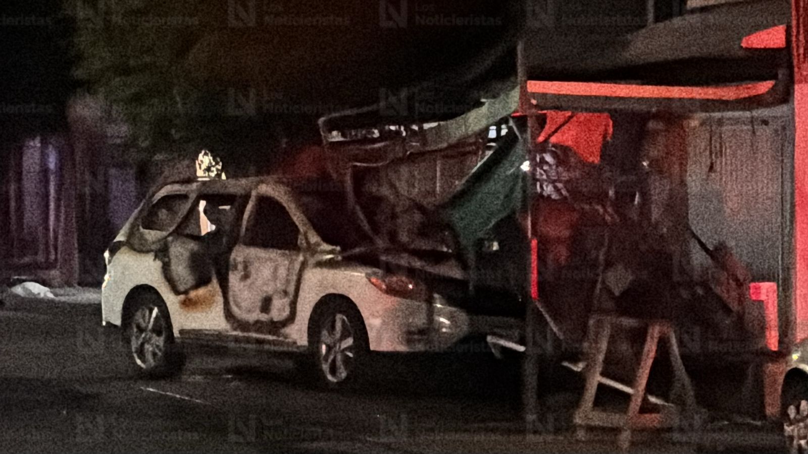 Conductor se estrella contra negocio de mariscos, tras ser persecución a balazos en Culiacán