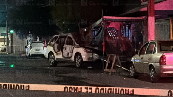 Atacan a balazos a tripulantes de camioneta y se impactan contra negocio de mariscos en la Jorge Almada de Culiacán, Sinaloa