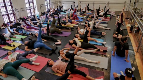 Entre música, estiramientos y sonrisas: madres y alumnos celebran con clase masiva de pilates en Mazatlán, Sinaloa