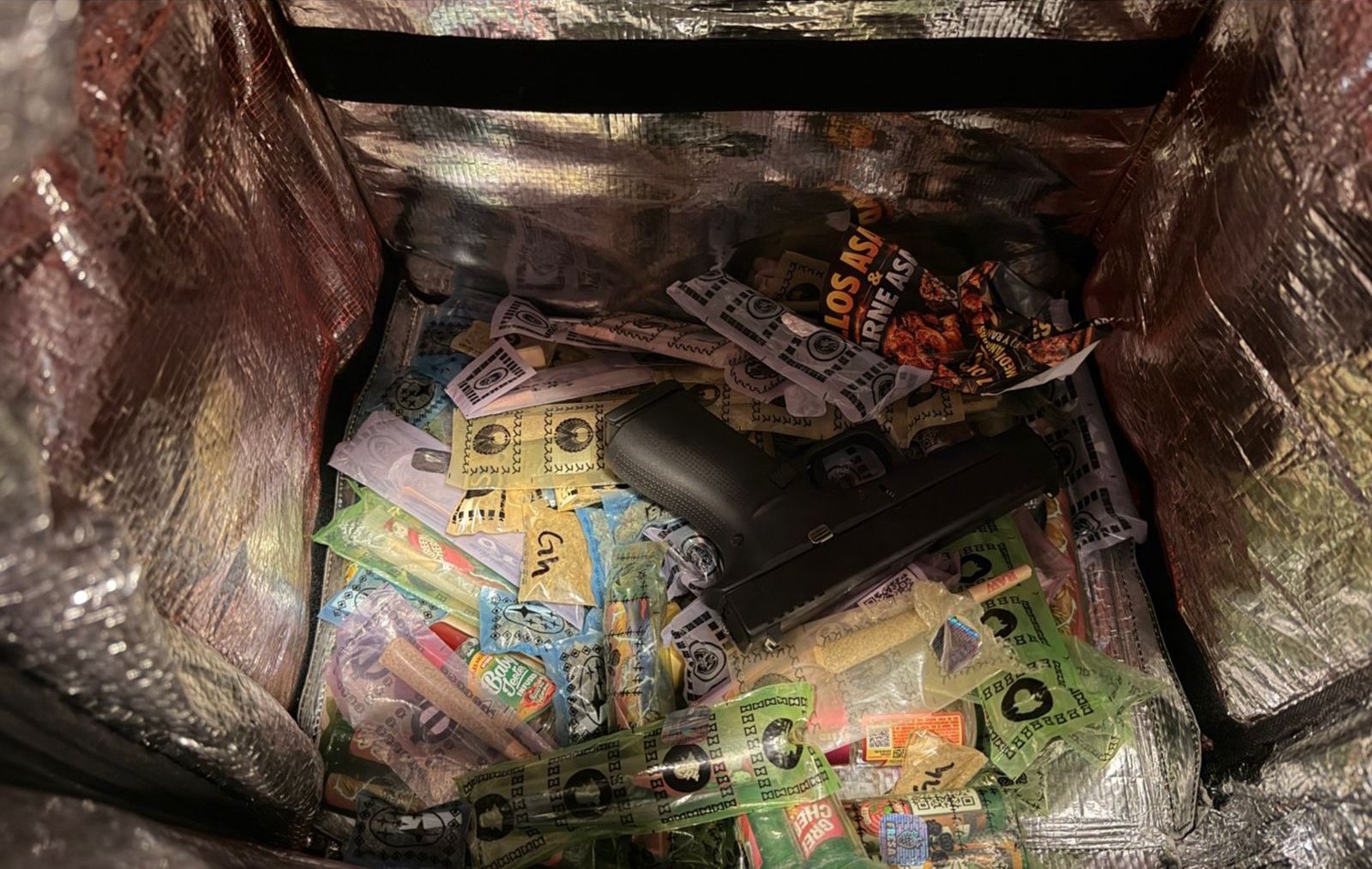 Arma, dosis y cigarros de droga