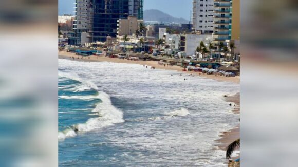 Por mar de fondo hay alerta en playas de Mazatlán, Sinaloa; Escuadrón Acuático advierte riesgos por el fenómeno
