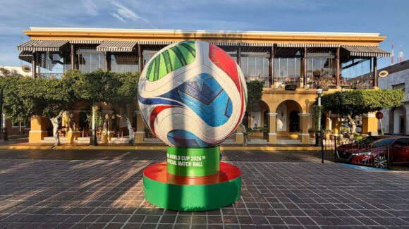 Mazatlán vive ambiente mundialista con exhibición del Adidas Trionda en la Plazuela Machado