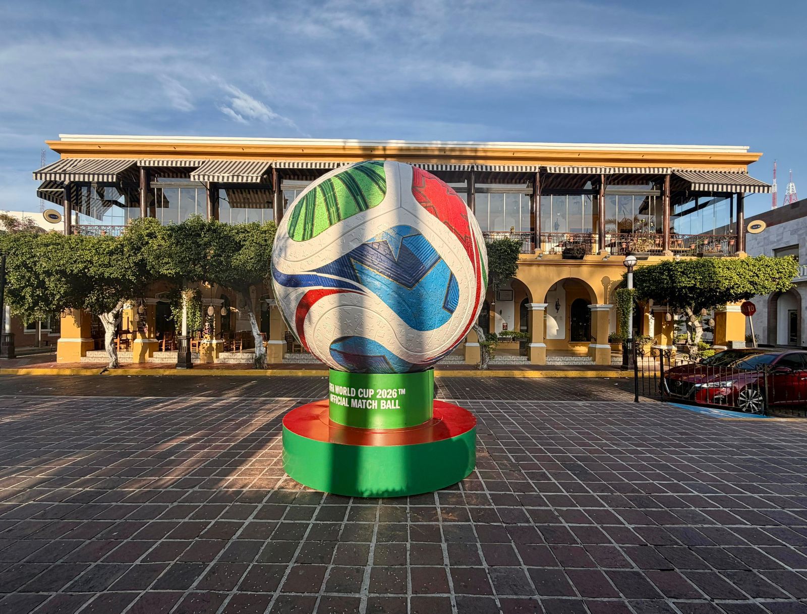 Mazatlán vive ambiente mundialista con exhibición del Adidas Trionda en la Plazuela Machado