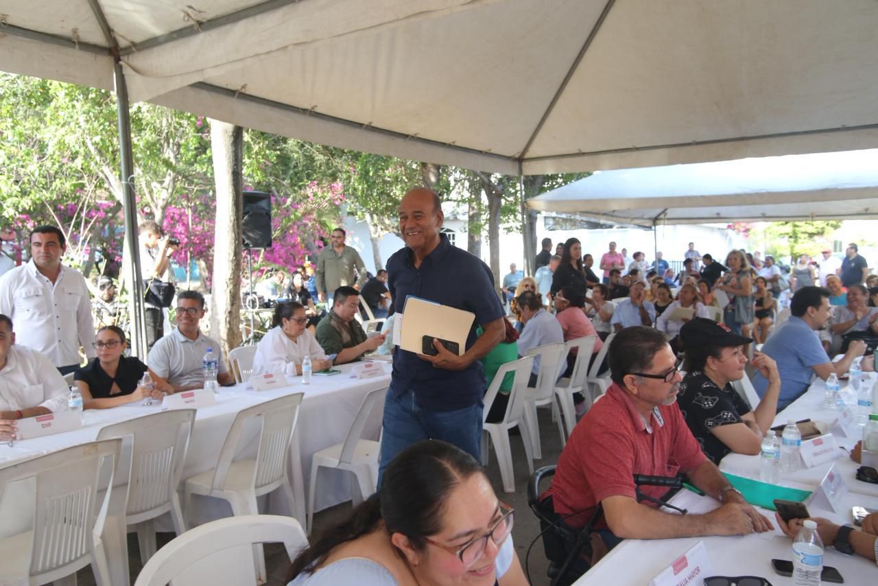 Programa "Contigo Mazatlán" llega a Villas del Estero