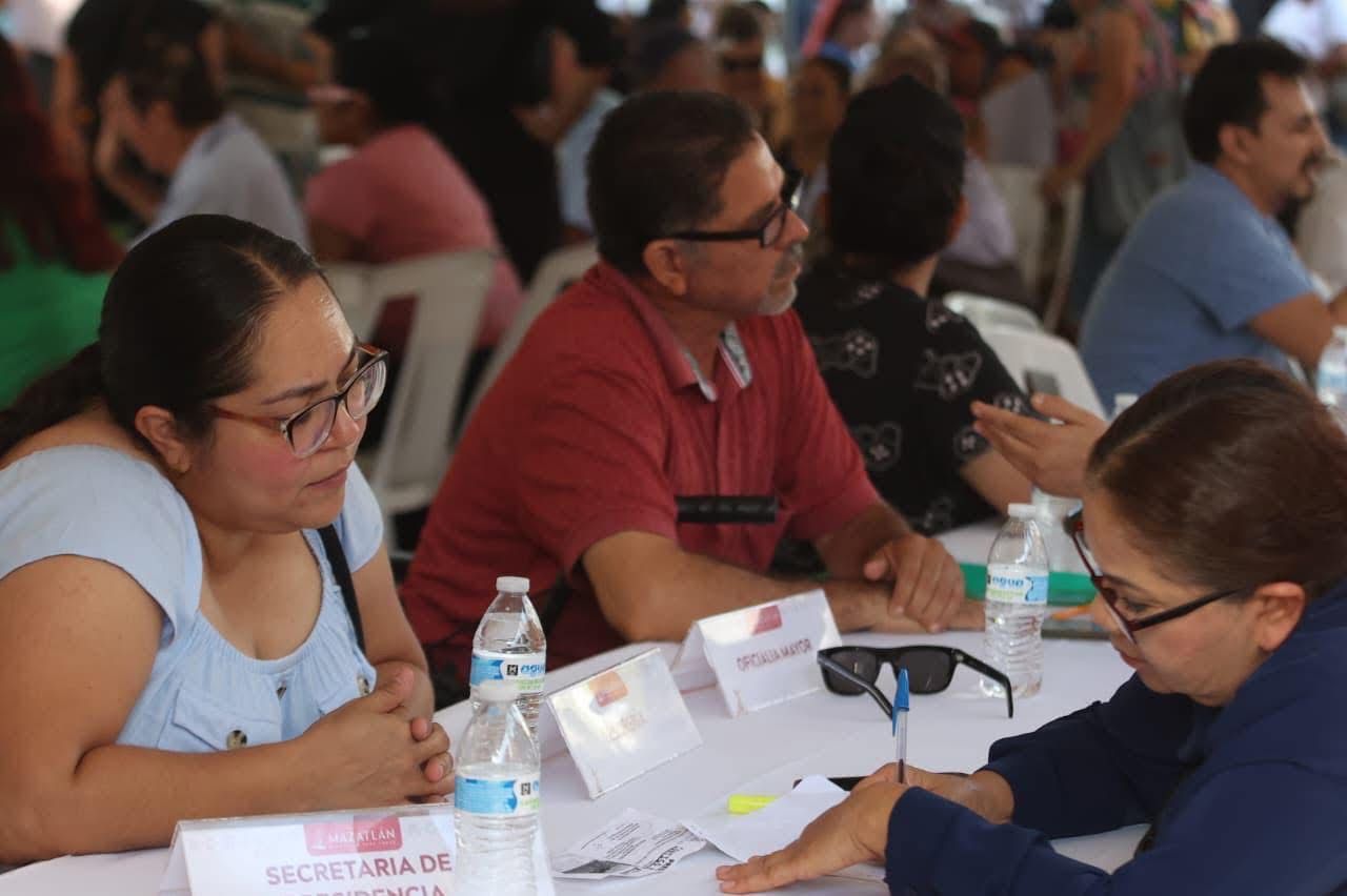 Programa "Contigo Mazatlán" llega a Villas del Estero