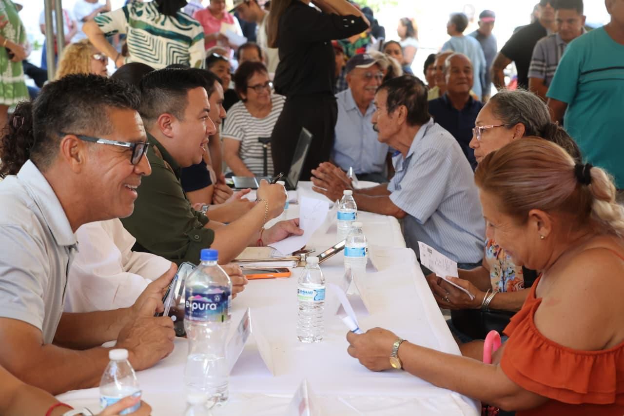 Programa "Contigo Mazatlán" llega a Villas del Estero