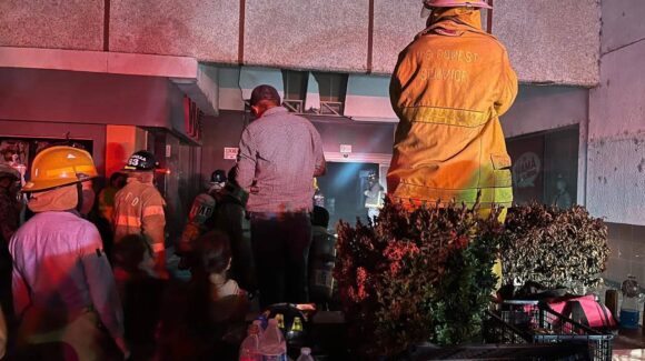 Tras incendio en Plaza Fiesta Las Palmas, 750 familias enfrentan panorama incierto en Los Mochis