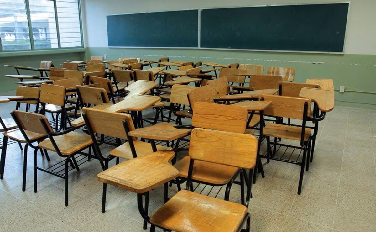 Pupitres del salón de clases solo