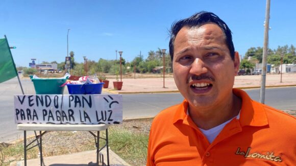 Él es Ramiro, el comerciante que salió a vender pan para poder pagar la luz en Guasave