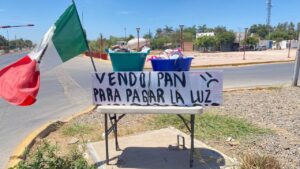 Ramiro venden pan en Guasave para pagar la luz