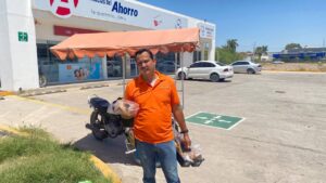 Ramiro venden pan en Guasave para pagar la luz