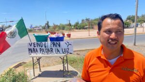 Ramiro venden pan en Guasave para pagar la luz