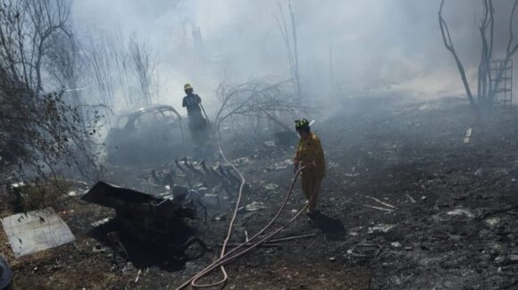 Fuerte incendio consume unidades chatarra y siembra de cártamo en Potrerillos, Mocorito, Sinaloa