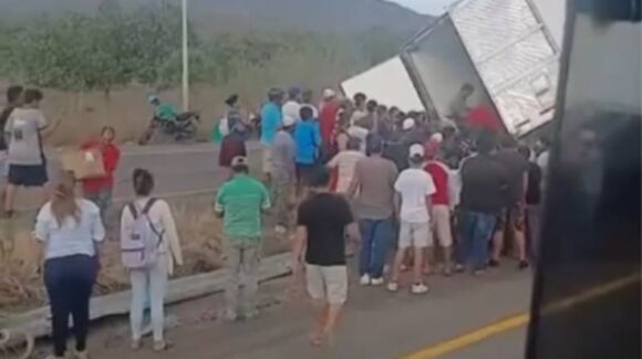 ¡Lo vacían completo! Vuelca tráiler en Palmillas, Escuinapa, Sinaloa y ciudadanos se llevan toda la carga