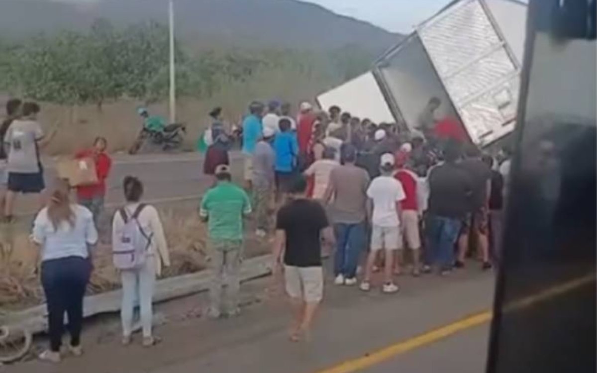 Vuelca tráiler en Palmillas y ciudadanos se llevan toda la carga