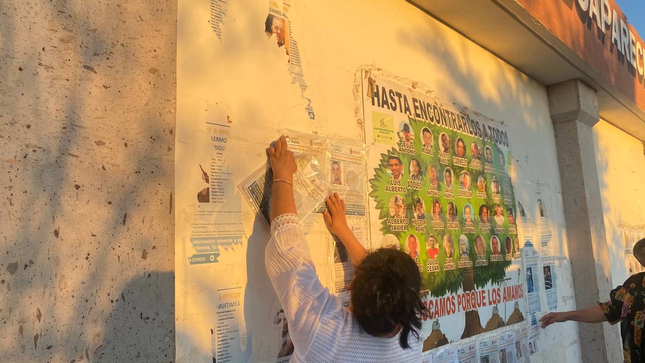 Rastreadoras de Guasave colocan fichas de búsqueda en el panteón municipal