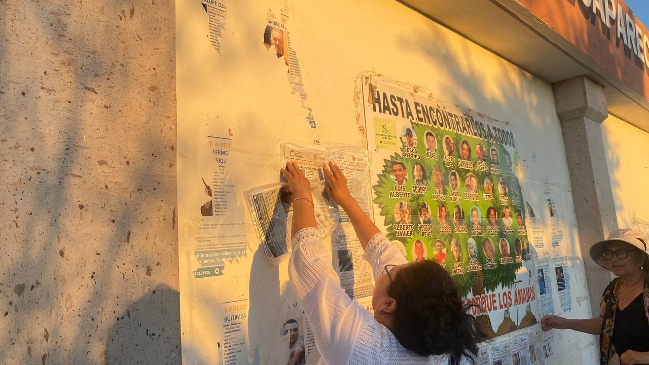 Rastreadoras de Guasave colocan fichas de búsqueda en el panteón municipal