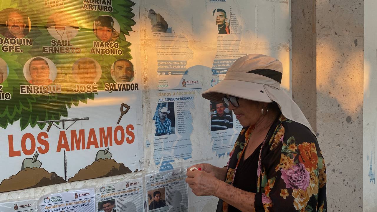 Rastreadoras de Guasave colocan fichas de búsqueda en el panteón municipal