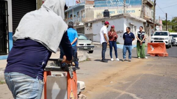 Inician rehabilitación de alcantarillado en la colonia Juárez de Mazatlán tras colapso sanitario