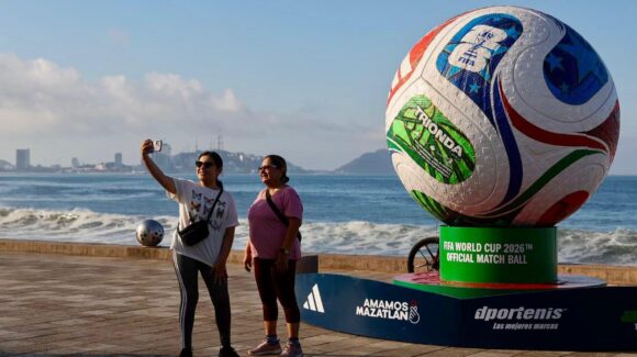 Réplica mundialista del Adidas Trionda ya se exhibe en las letras de Mazatlán
