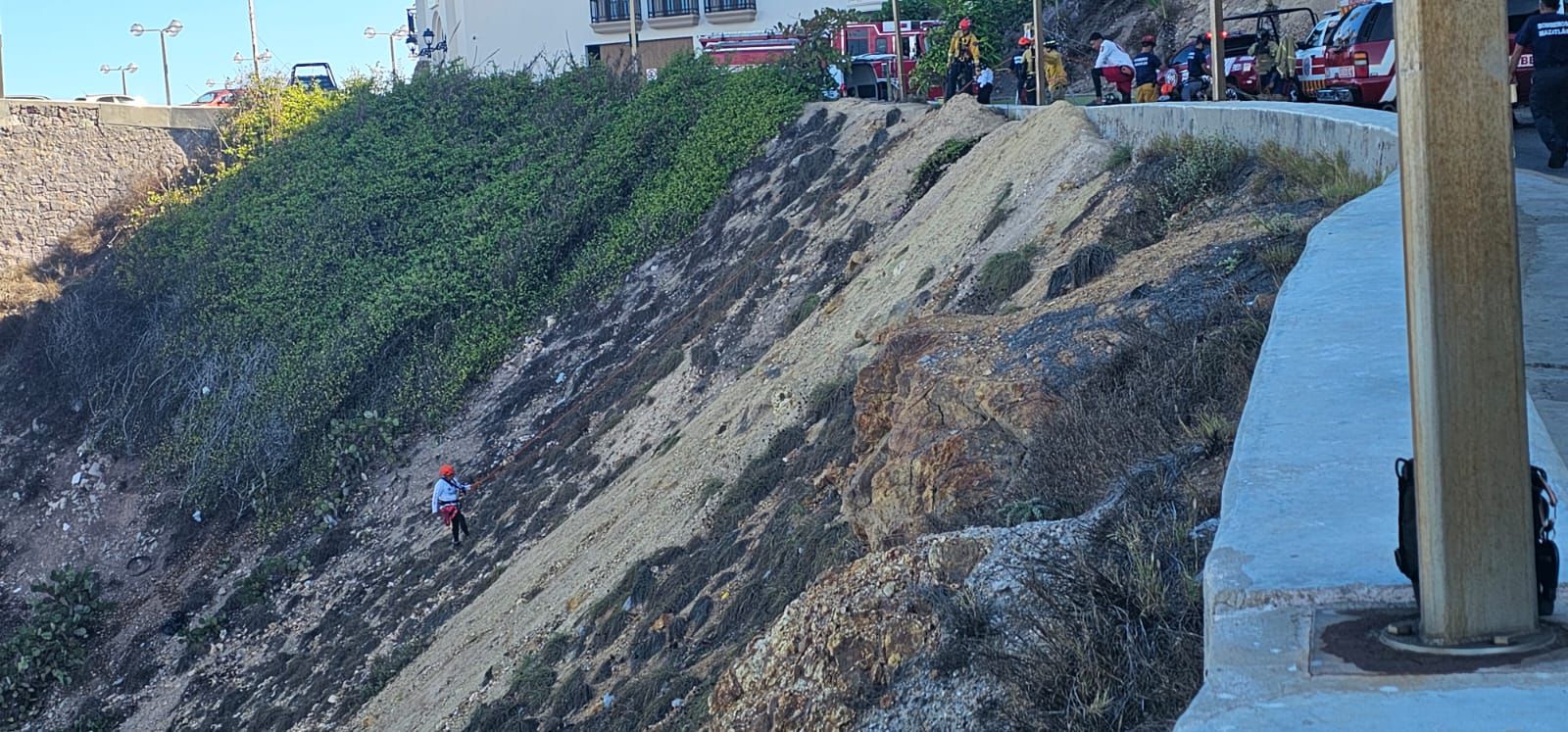 Rescate del cuerpo del hombre que cayó en Paseo del Centenario de Mazatlán