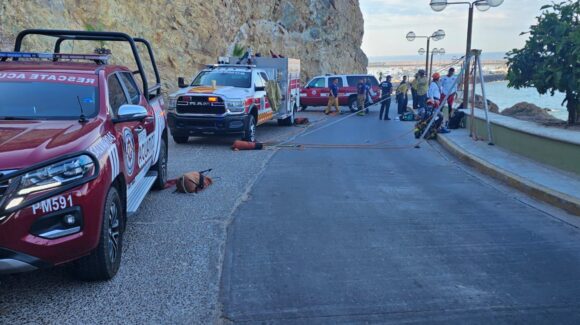 A 40 metros de profundidad, así rescataron el cuerpo del hombre que cayó en Paseo del Centenario de Mazatlán, Sinaloa