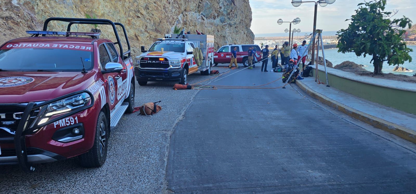 Rescate del cuerpo del hombre que cayó en Paseo del Centenario de Mazatlán