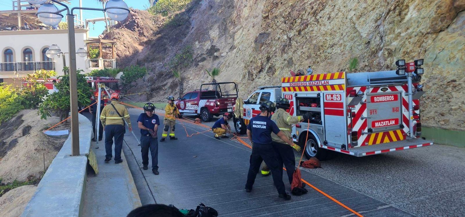 Rescate del cuerpo del hombre que cayó en Paseo del Centenario de Mazatlán
