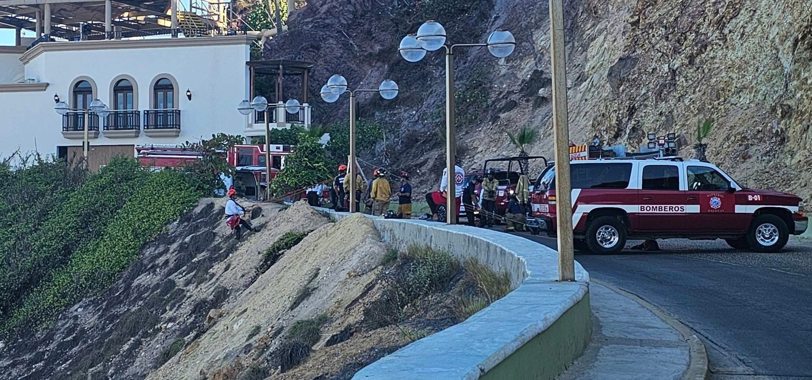 Rescate del cuerpo del hombre que cayó en Paseo del Centenario de Mazatlán