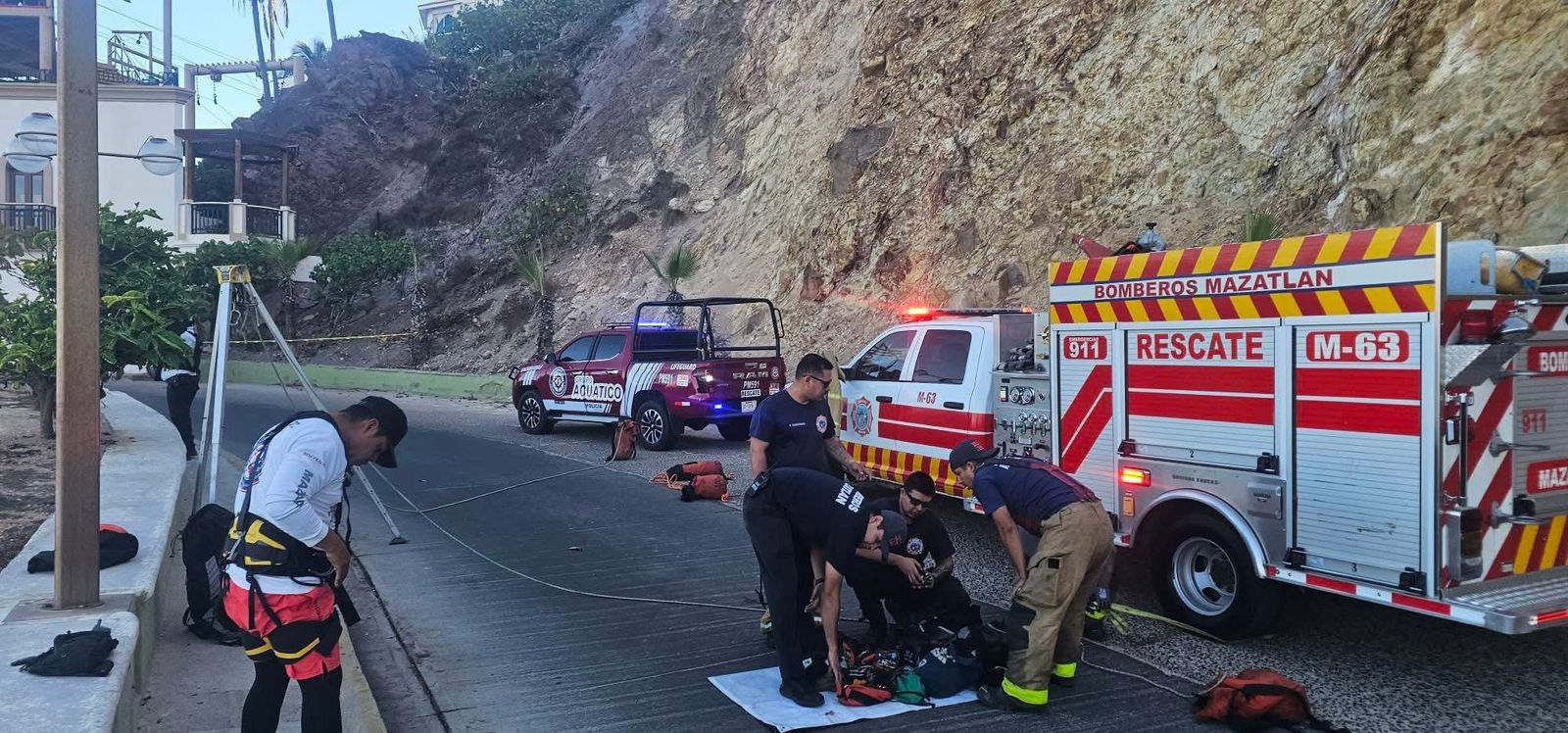 Rescate del cuerpo del hombre que cayó en Paseo del Centenario de Mazatlán
