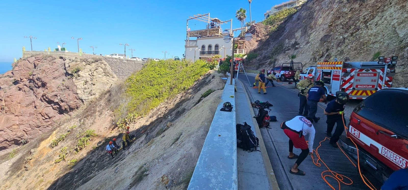 Rescate del cuerpo del hombre que cayó en Paseo del Centenario de Mazatlán