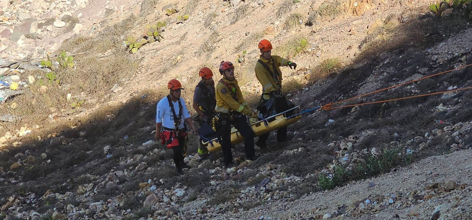 Rescate del cuerpo del hombre que cayó en Paseo del Centenario de Mazatlán